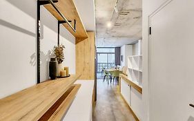 Stylish Studio With Pool Access